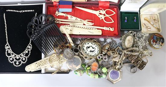 Mixed costume jewellery.